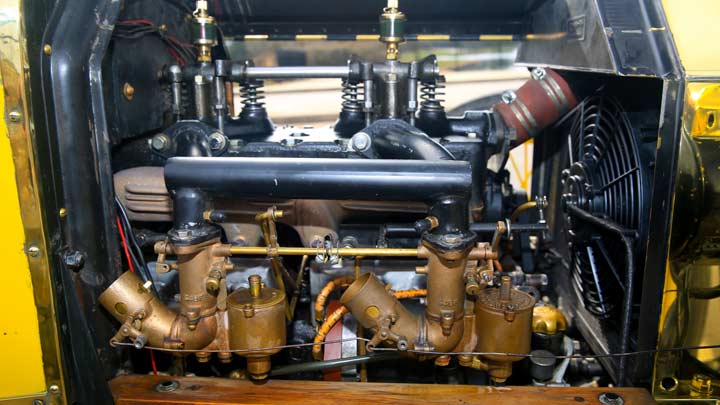 The Model T’s engine has aluminum pistons, a Rajo head conversion with open intake valve stems and springs, and dual Zenith carburetors mounted on a manifold Spratlin fabricated. 