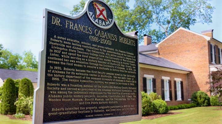 historical marker for Dr. Roberts in front of her house ?>
