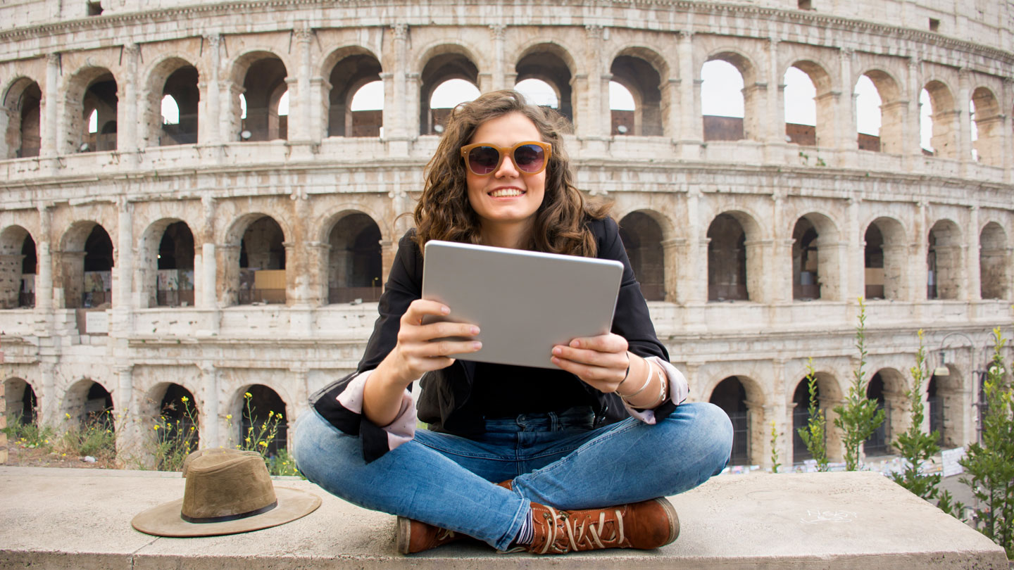 A fashionable student sits in front of the colosseum
