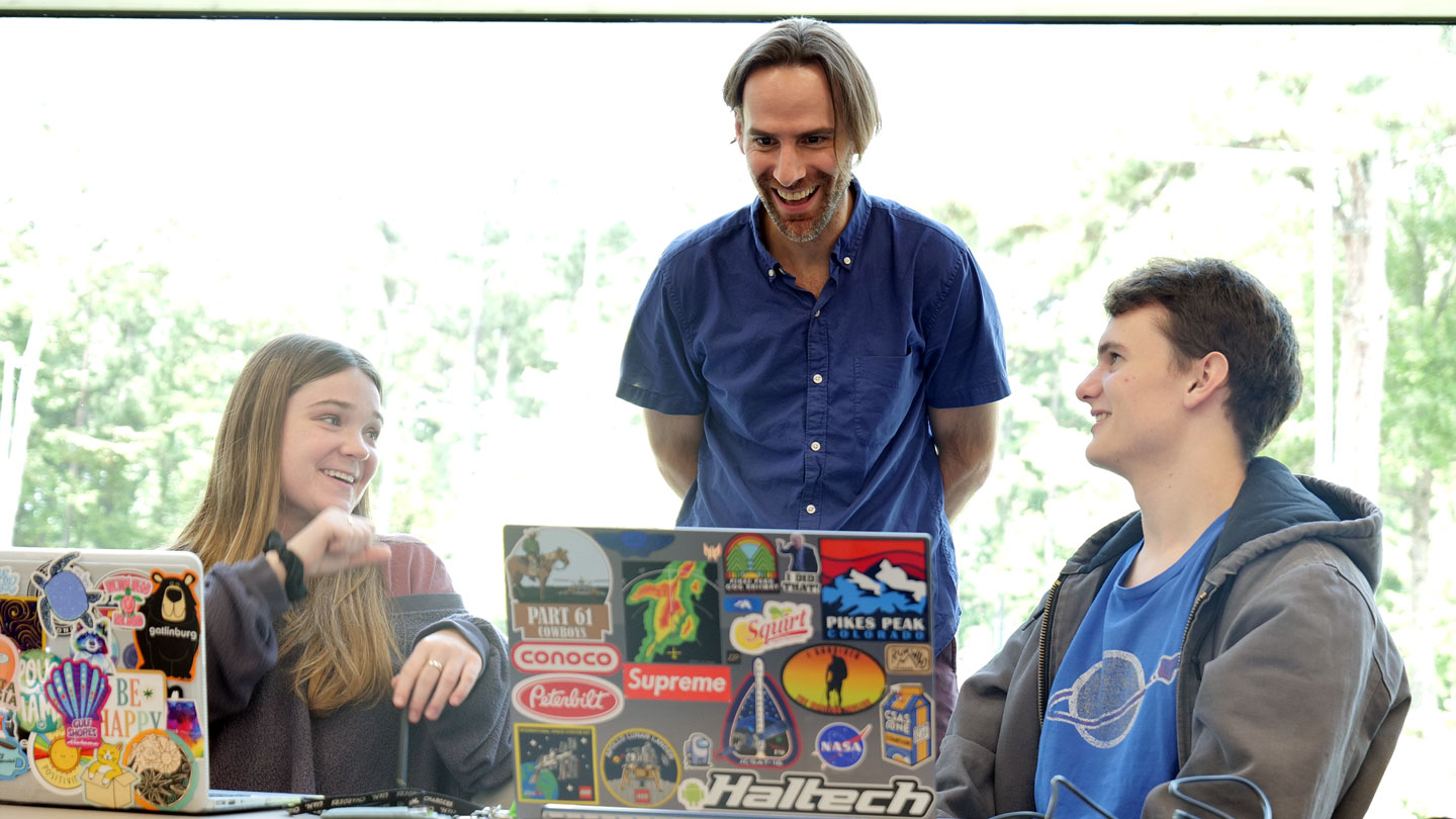 Group talk between students with their professor's input