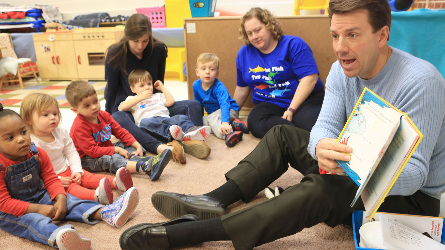 reading to preschool students