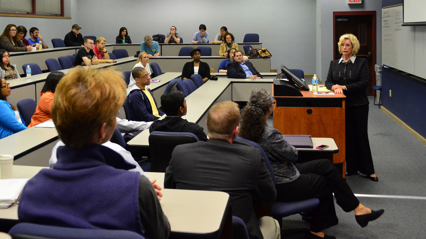 Lily Ledbetter discusses labor lawsuits with an interested crowd.