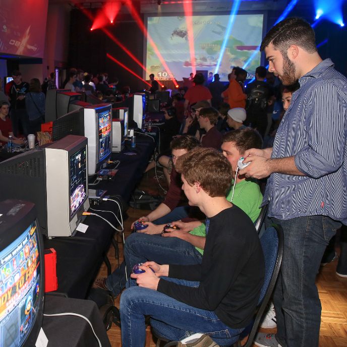 UAH Students gathered around a CRTV with controllers in hand