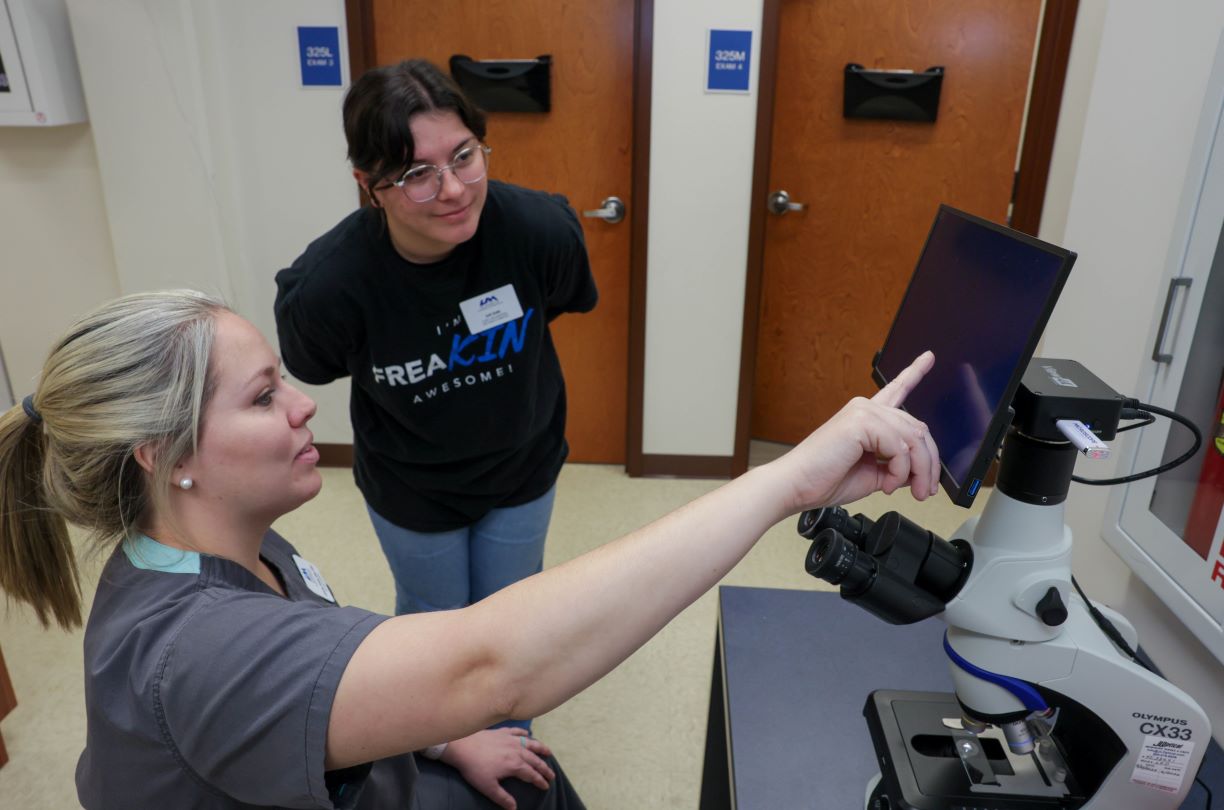 Jourdan Smith greets a patient at the UAH health clinic