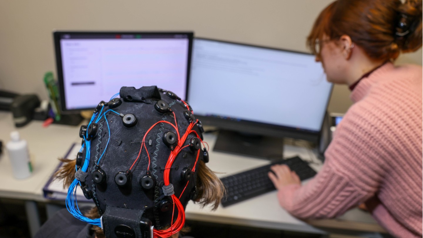 photo of a student and teacher in the uah psychology lab