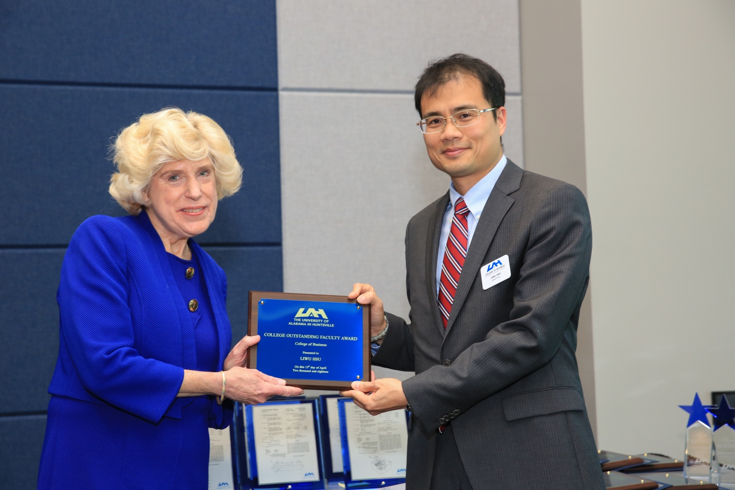Liwu Hsu receiving Excellence Award