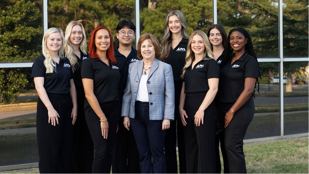 Photo of the UAH Dean of Nursing with the Student Advisory Council to the Dean