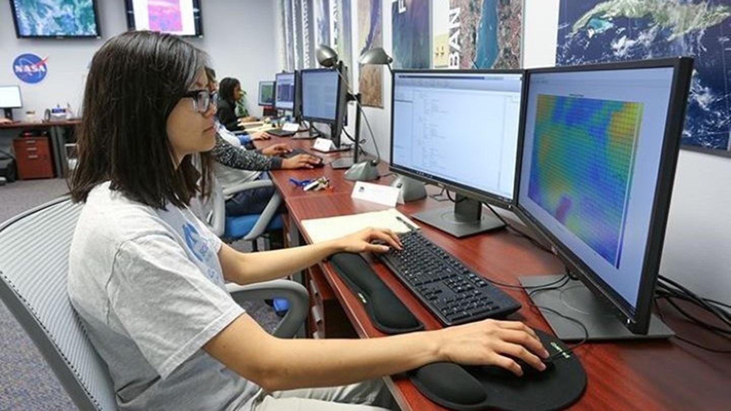uah-college-of-science-student-working-at-computer