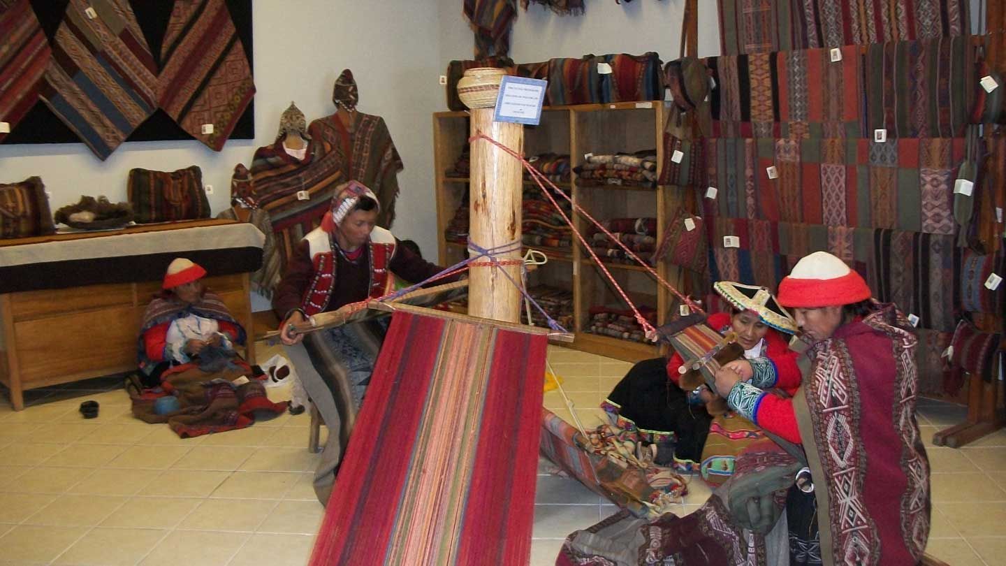 indigenous-weavers-cuzco-peru