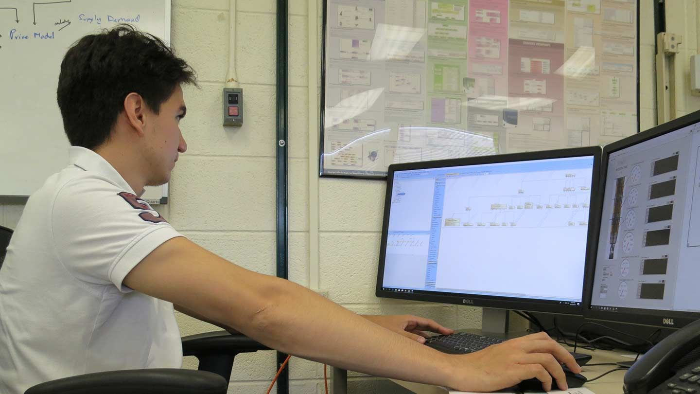 a student uses two monitors