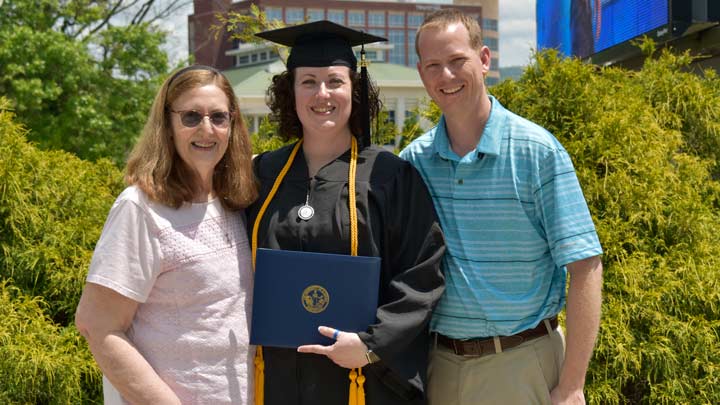 Lorren Bailey (BPS '22 Professional Studies) with her mother, Dianne Showers, and her Brother, Phillip Showers.