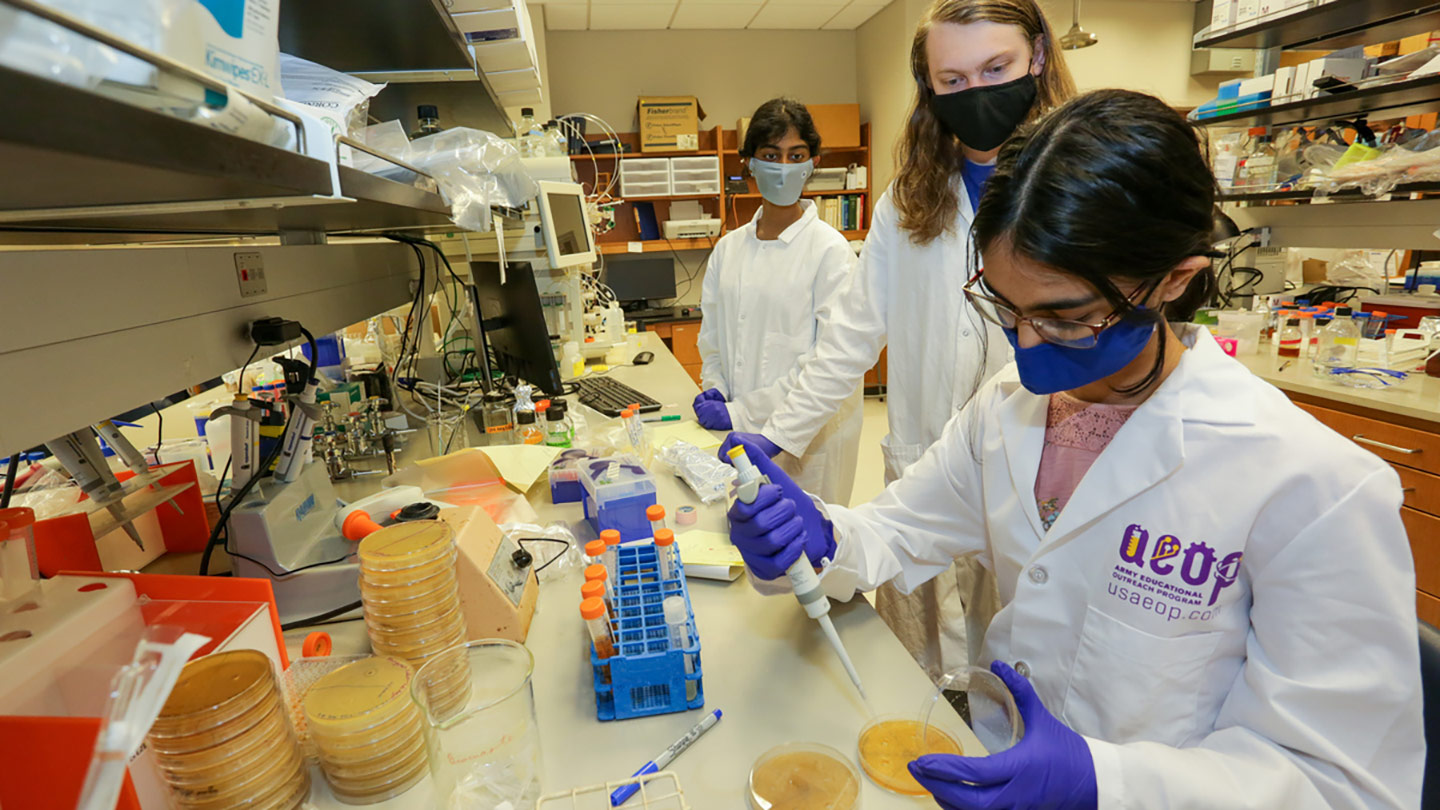 Army Educational Outreach Program (AEOP) students in Shelby Center for Science and Technology lab