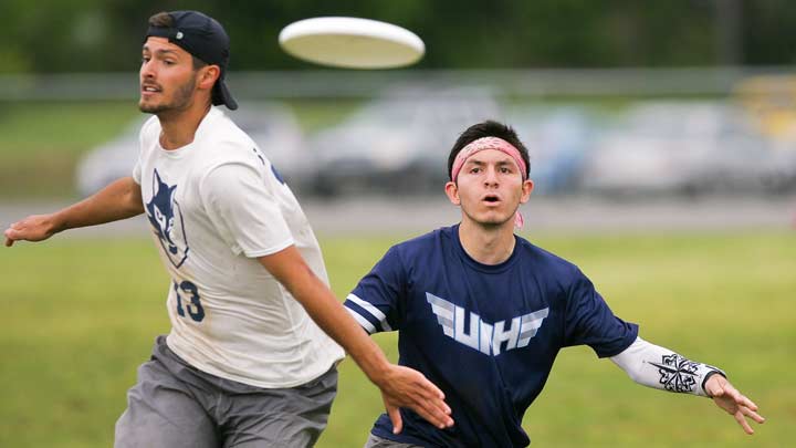 ultimate frisbee play