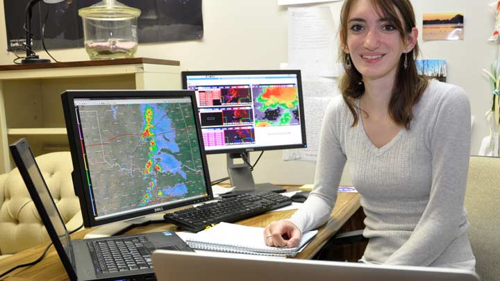 Sudden jump in a storm's lightning might warn a supercell is forming